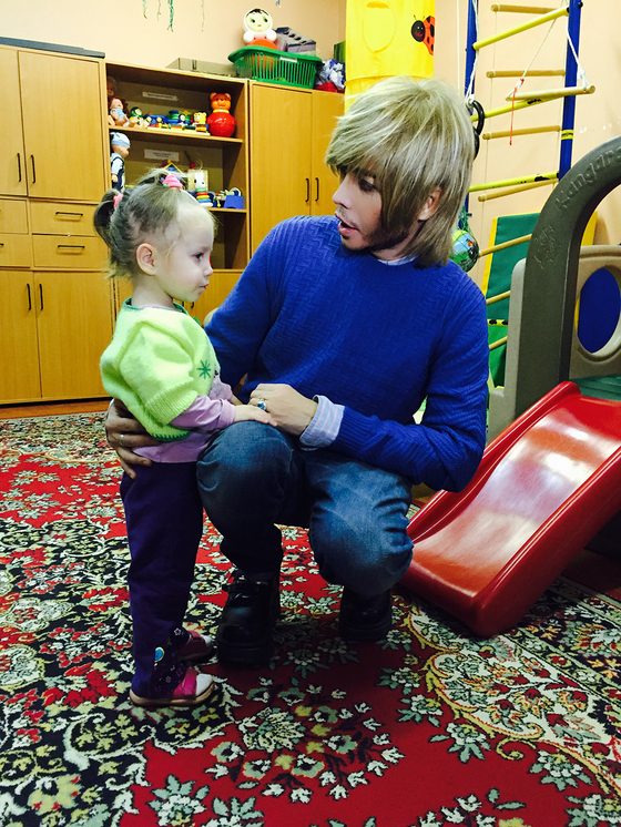 Сергей Зверев посетил детский дом в канун Нового года
