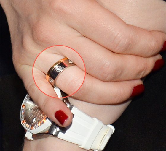 Альбина Джанабаева показала обручальное кольцо