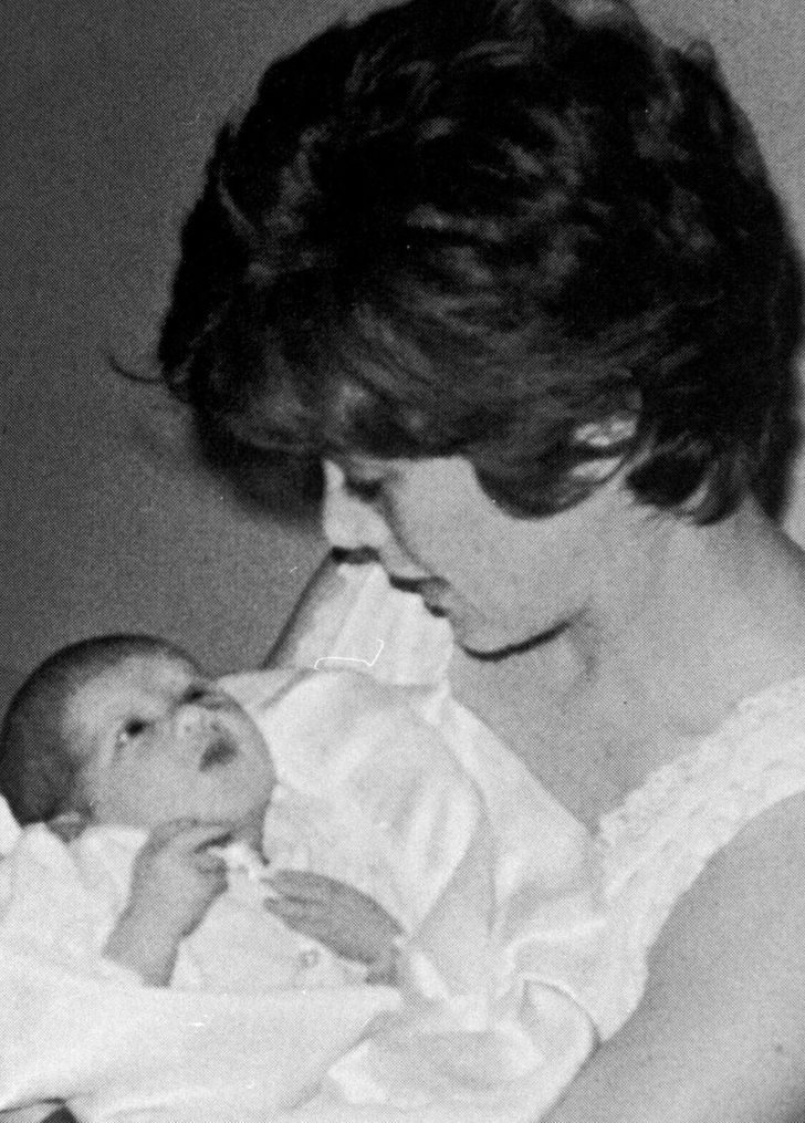 Дженнифер Энистон раскрыла подробности токсичных отношений с матерью