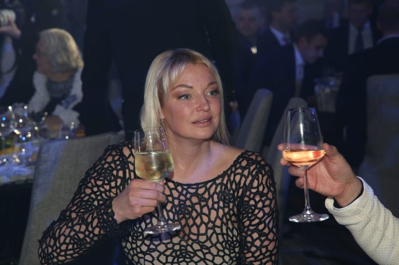 Российские звёздные женщины, которые злоупотребляют алкоголем