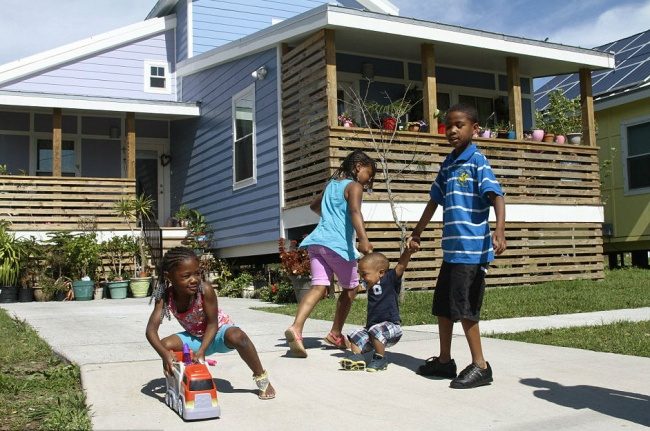 Кинозвезда Брэд Питт построил дома для сотни семей, потерявших все во время урагана