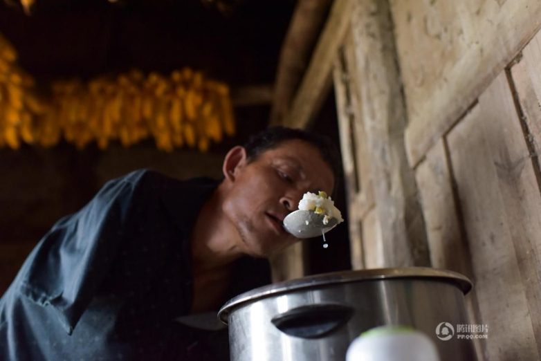 История про китайского фермера без рук, который ухаживает за больной матерью и ведет хозяйство
