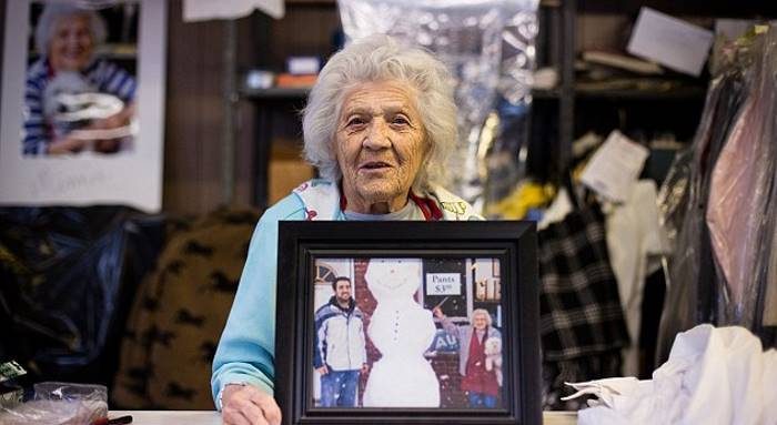 Эта 100-летняя женщина до сих пор работает в прачечной 11 часов в день