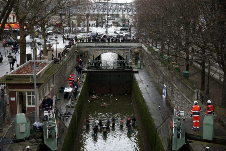 В Париже осушили канал Сен-Мартен. Удивительное зрелище!
