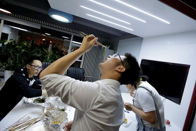 Китайские трудоголики теперь живут на работе