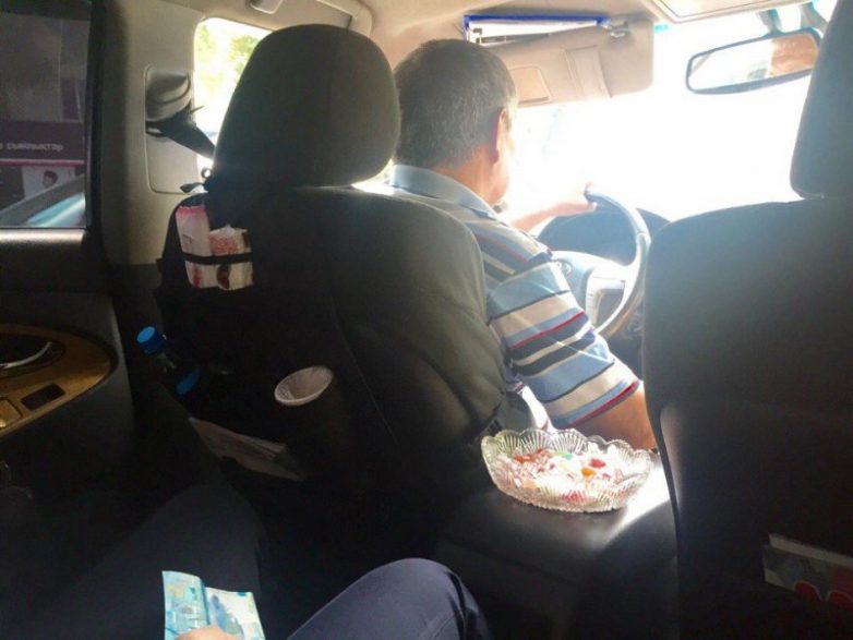 Этот таксист из Казахстана стал звездой интернета. И вот почему...