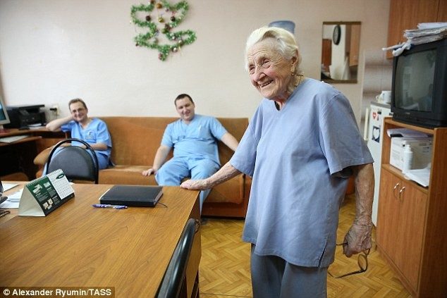 Ей почти 90 лет, но она до сих пор оперирует 4 пациентов в день
