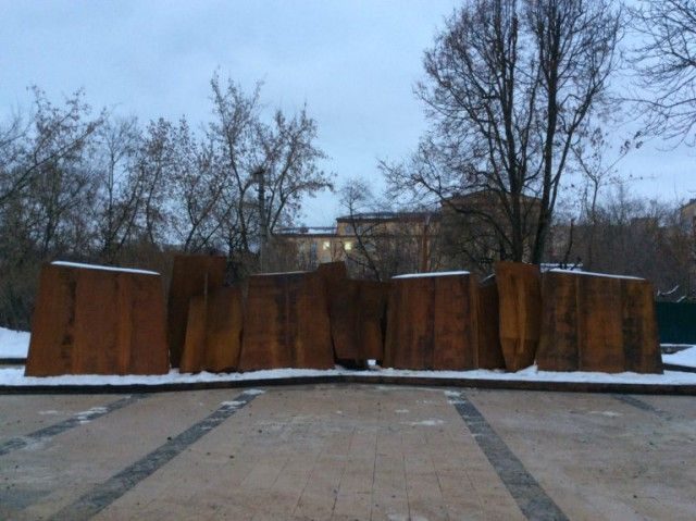 Ржавый мемориал в честь победы в Великой Отечественной войне