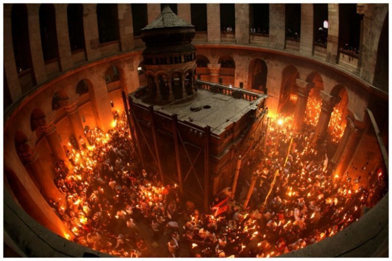 Армянский священник рассказал, что ничего мистического в благодатном огне нет