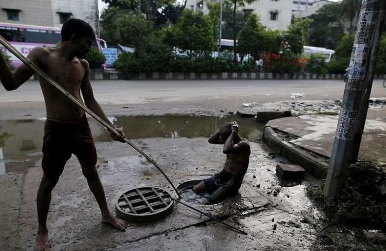 Вам не нравится ваша работа? А в Бангладеше канализационные чистильщики получают всего  за смену