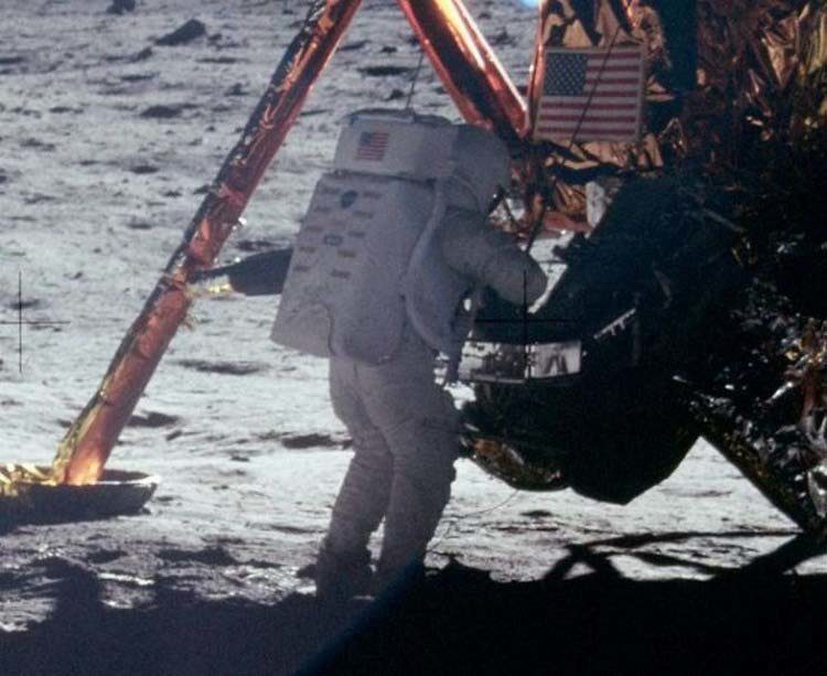 Новая теория заговора говорит о том, что сапоги астронавтов не соответствуют следам на Луне