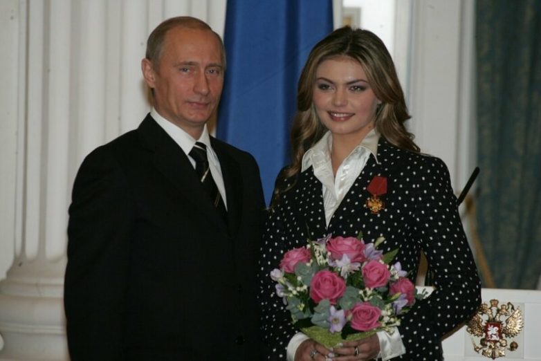 Вот это да! Интернет-пользователи поразились сходством сына Кабаевой и президента России