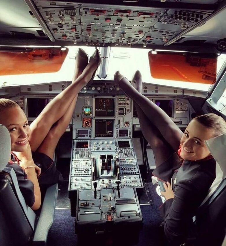 30 забавных моментов, показывающие, что стюардессы делают перед полётом
