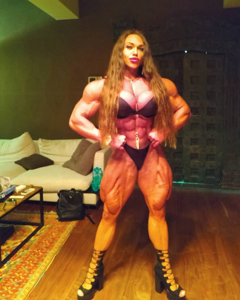 У неё мышцы гораздо больше, чем у мужа