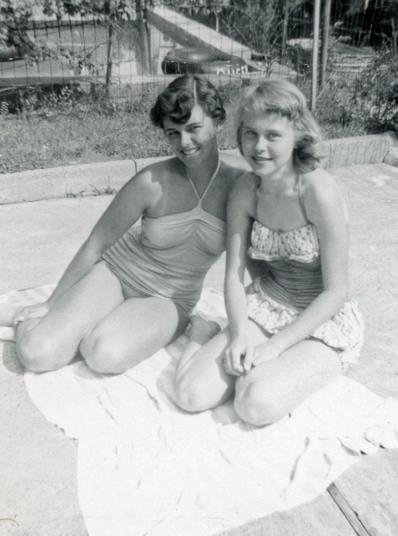 Архивные снимки молодых девушек в купальниках