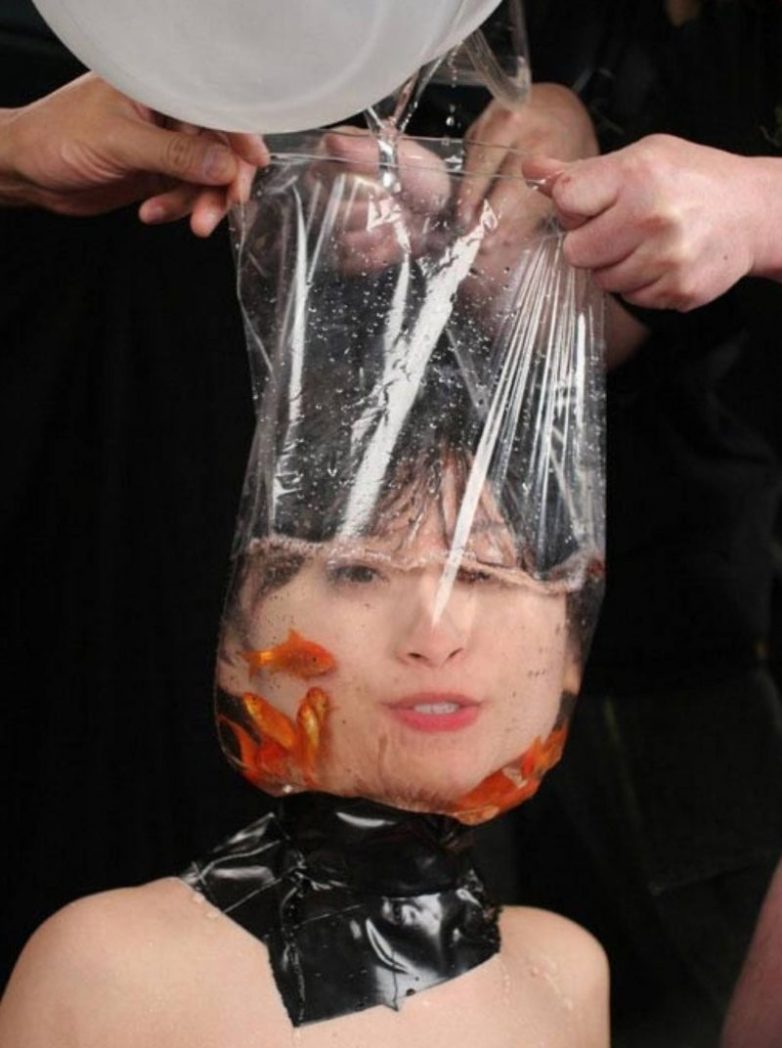 Девушка с аквариумом на голове
