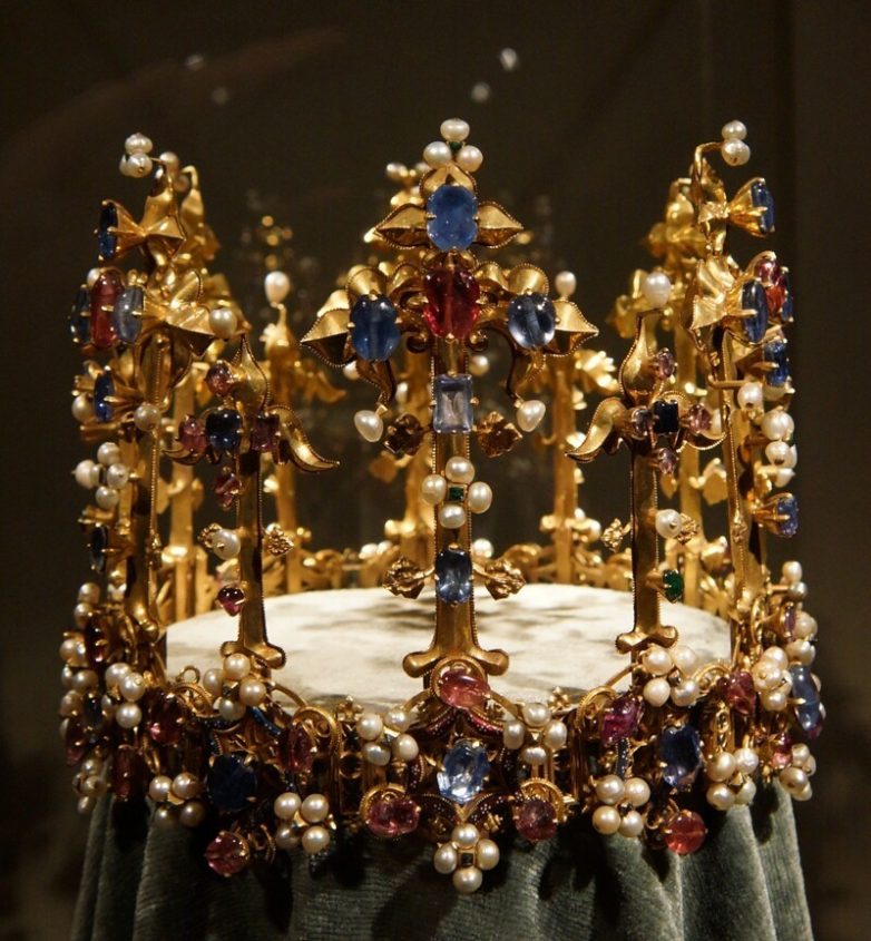 Самые оригинальные короны в мире