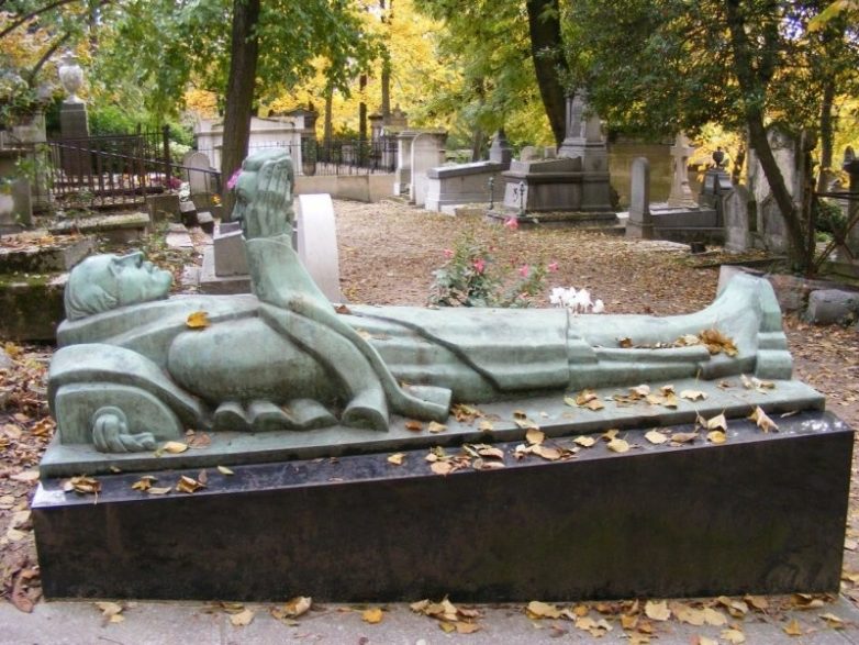 25 самых странных и необычных надгробий в мире