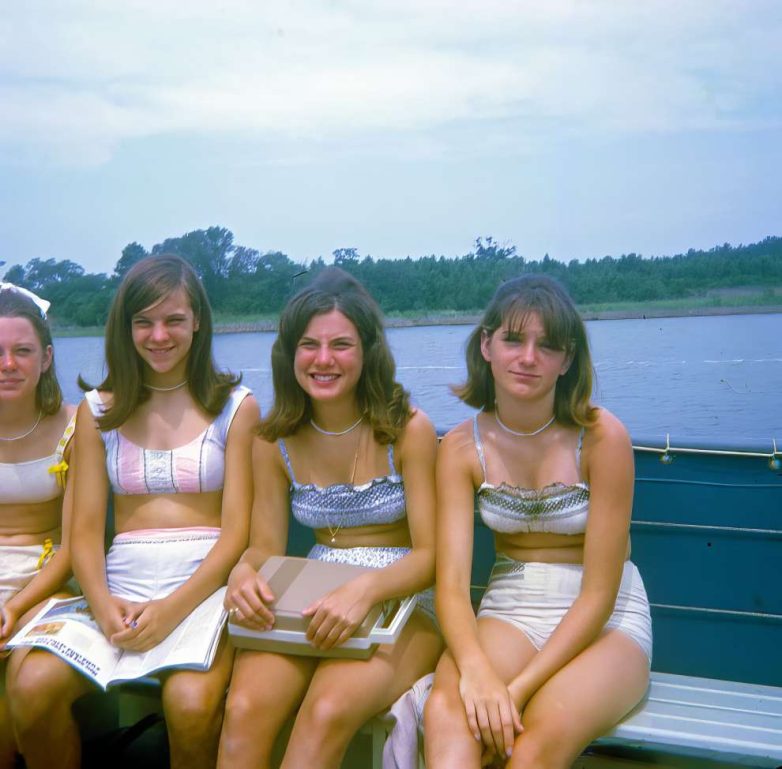 Фотографии красивых девушек в купальниках 1960-х годов
