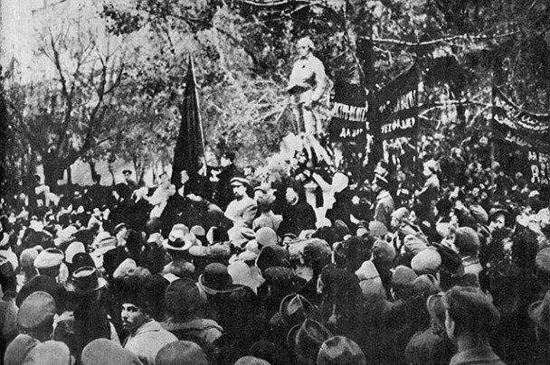 «Убрать царей»: как большевики воевали с памятниками