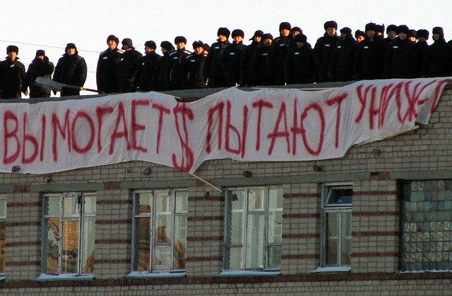 Заключенные на крыше здания ИК-6 в Крпейске. Фото: AFP / East News
