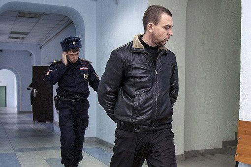 Бывший инспектор ГИБДД Алексей Мозго во время конвоирования