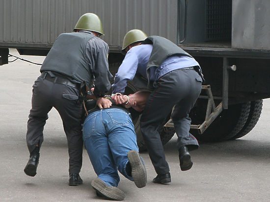 Ростовские полицейские с размахом торгуют оружием