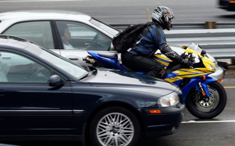 ГИБДД необходимо четко прописать запрет на движение мотоциклистов между рядами
