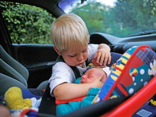 Детей до 7 лет запретили оставлять в машине без взрослых