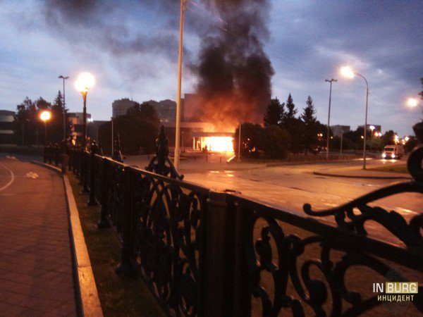 Набитый газовыми баллонами «УАЗ» врезался в здание кинотеатра в Екатеринбурге