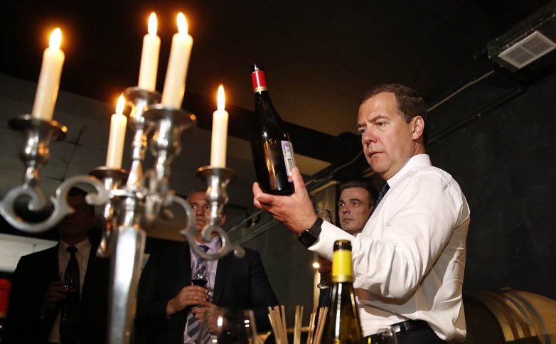 Медведев поручил проработать введение квоты для российских вин