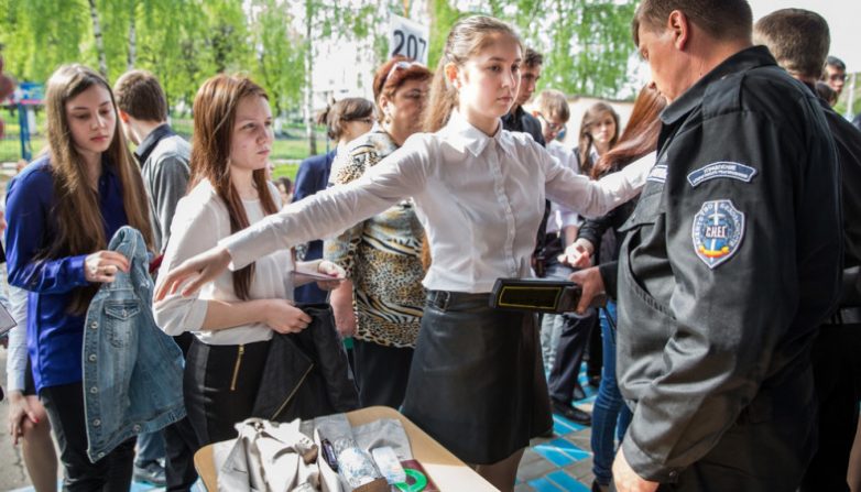 В Госдуме предложили поставить металлодетекторы во всех российских школах