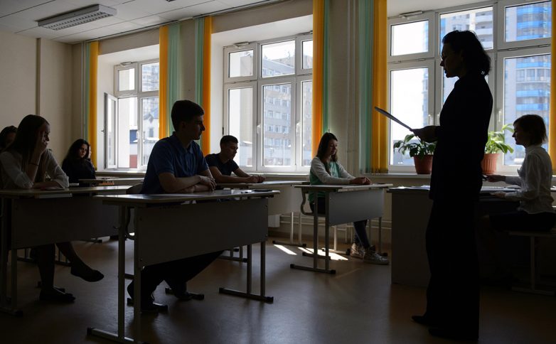 Почти 60% учителей в России недовольны своей зарплатой