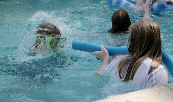 Более 10 детей отравились во время посещения бассейна в Кемеровской области