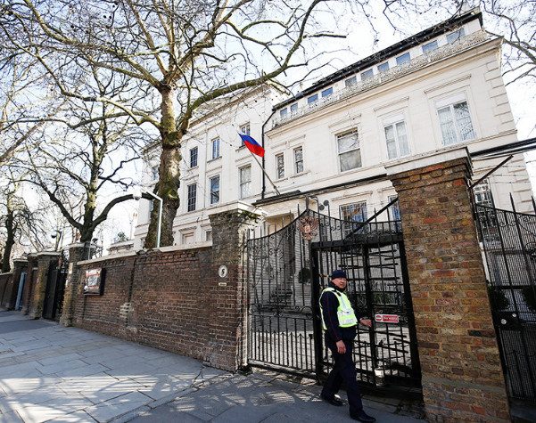 Посольство РФ сообщило о немотивированных задержаниях и допросах россиян в Британии