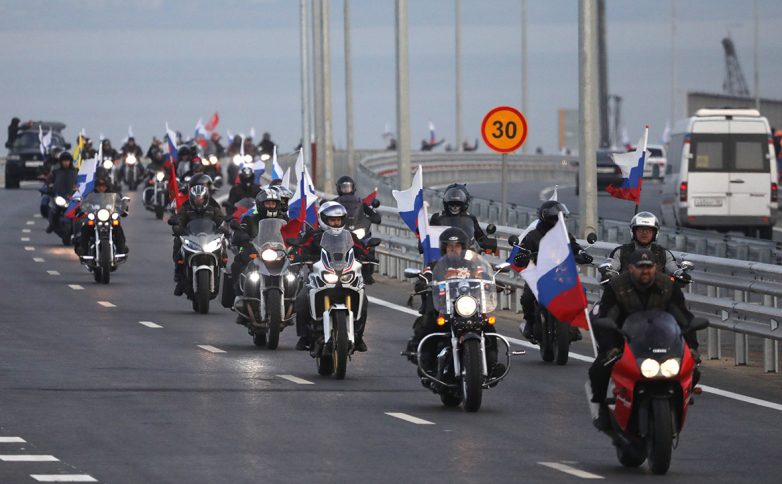 Почти сотня байкеров стали первыми нарушителями ПДД на Крымском мосту!