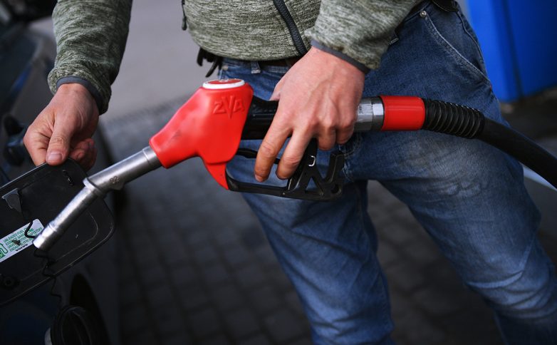 Правительство будет сдерживать цены на бензин по «методу Сечина»