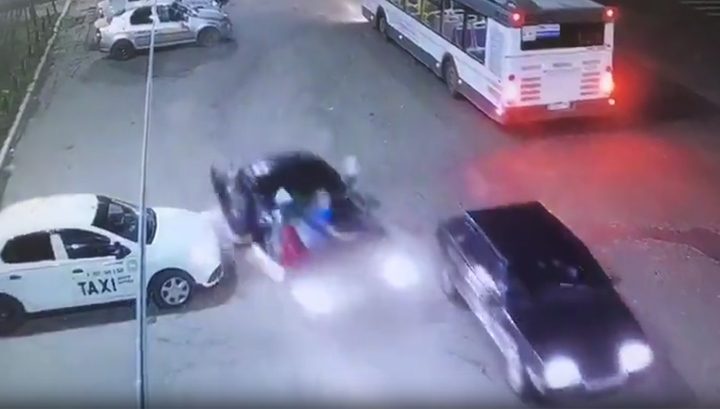 «Извините, ребята!»: женщина за рулём перепутала педали и сбила девятиклассников
