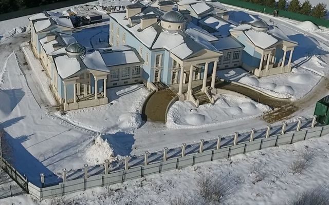 У начальника охраны Медведева нашли дворец в Подмосковье