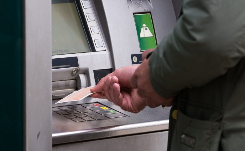 Мошенник внес на карты через банкомат сувенирные купюры на ₽565 тыс.