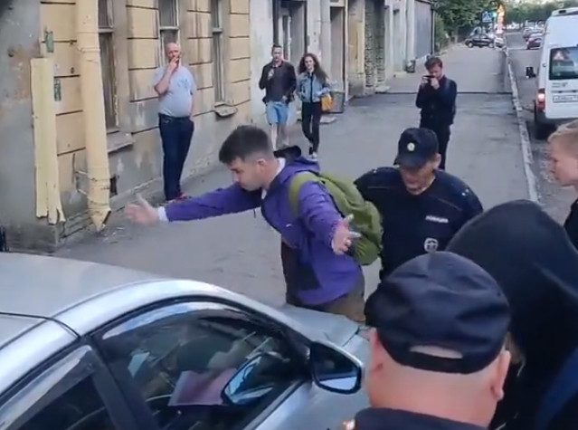 Петербургские полицейские расталкивали прохожих, чтобы их начальник смог проехать по тротуару
