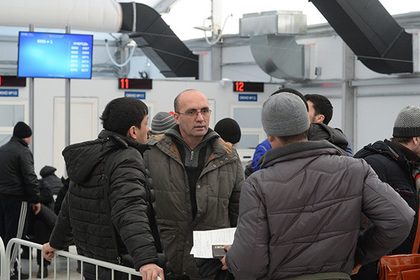Двое московских полицейских незаконно оформили 64000 мигрантов