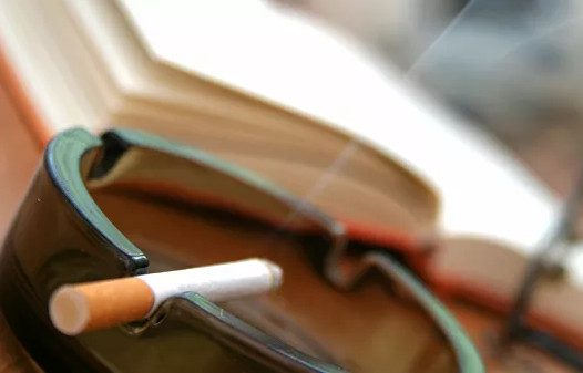 В России выписан первый штраф за курение на балконе