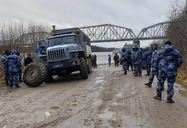 Росгвардия взяла в блокаду мирное село в Архангельской области