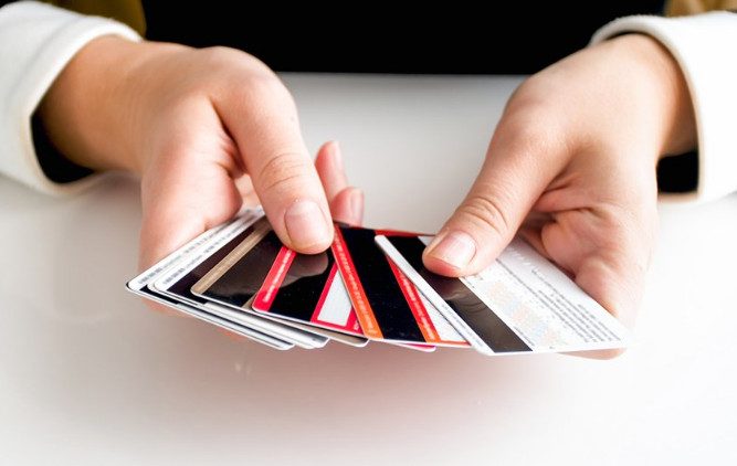 Как банки навязывают заёмщикам дорогие дебетовые карты