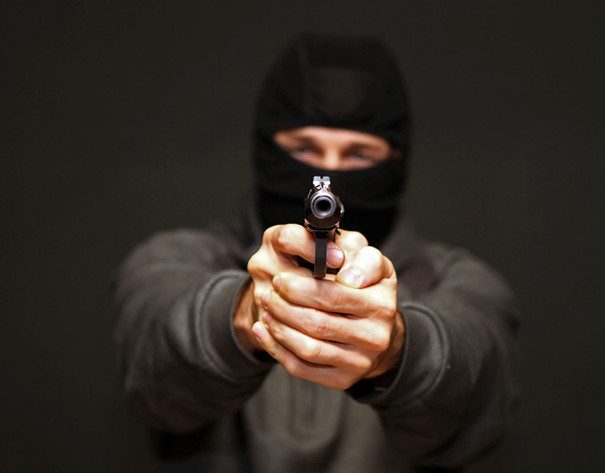 Вооруженный грабитель в медицинской маске открыл огонь и похитил 4 млн рублей из отделения «Совкомбанка» в Петербурге