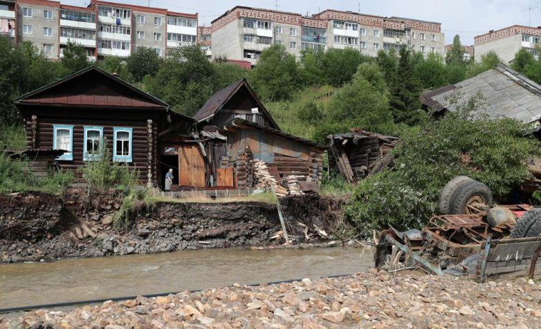 А потом хоть потоп: чиновники в Нижних Сергах строят сквер вместо защиты людей от затопления