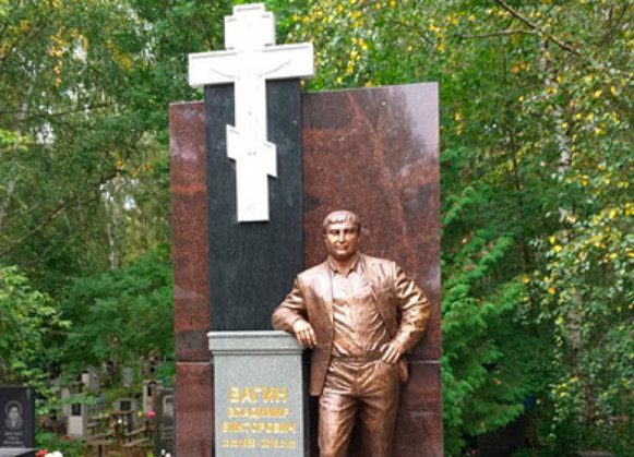 Россияне возмутились из-за бронзового памятника на могиле вора в законе Вагона