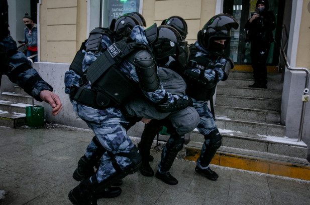 Ветеран МВД рассказал, как спецслужбы распознают своих среди протестующих