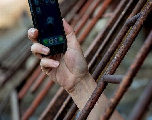 В тюрьмах заблокируют мобильную связь